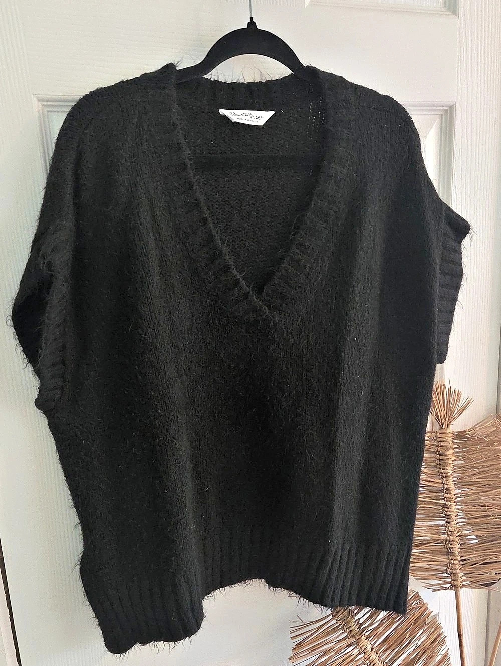 ZARA V-Neck Sweater in Black Large